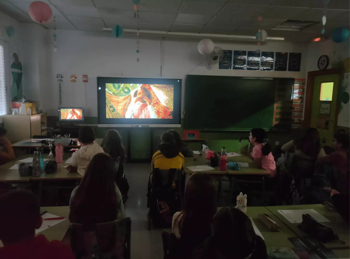 Grupo de docentes y alumnos durante el debate