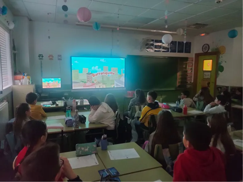 Alumnado viendo un corto documental durante Nanook Docu Kids