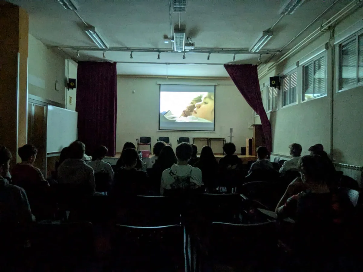 Alumnado de secundaria debatiendo tras el visionado