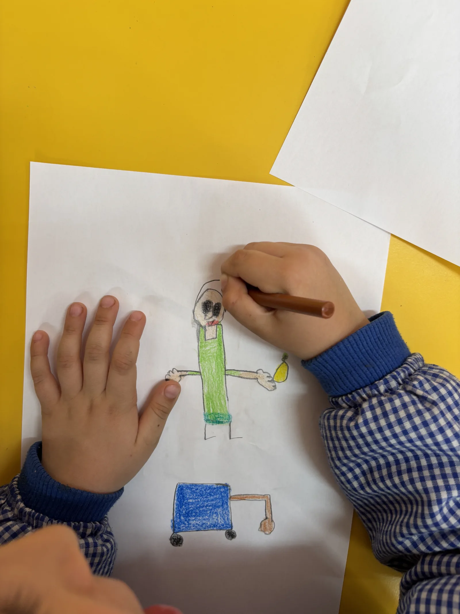 El jurado infantil dibujando su momento favorito de Moritz y la excavadora