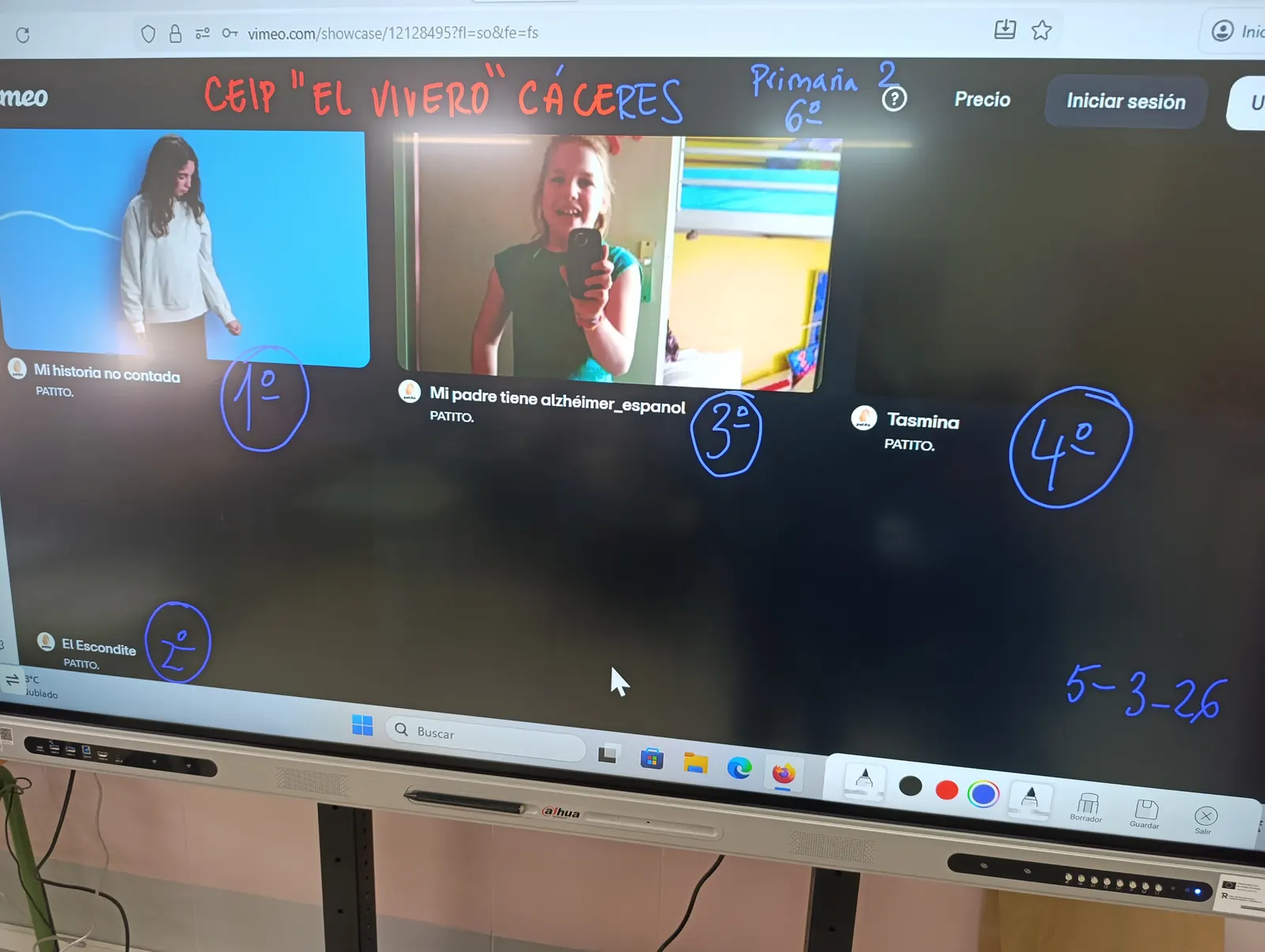 Visionado en la pizarra digital del CEIP El Vivero de Cáceres