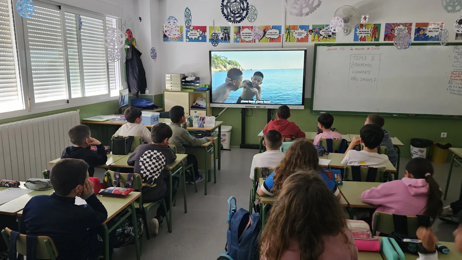 Jurado infantil viendo The Match