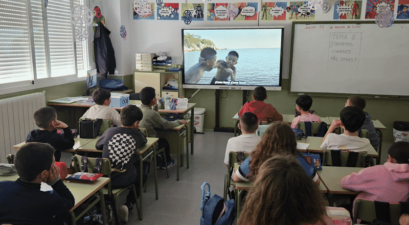 Alumnado viendo cortos documentales durante Nanook Docu Kids